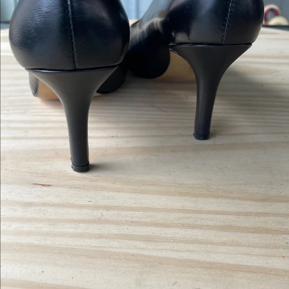Trotters Black Heels Classic Pointed-Toe Pumps - Picture 5 of 16